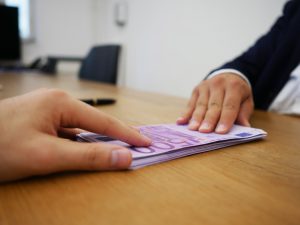 Kredit wider Willen. 5000 Euro ohne Schufa Kredit. Sofortkredit vom Marktführer hier anfordern.